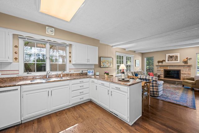 512 S Bristol Lane, Arlington Heights, IL 60005
