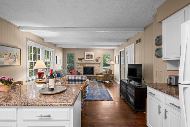 512 S Bristol Lane, Arlington Heights, IL 60005