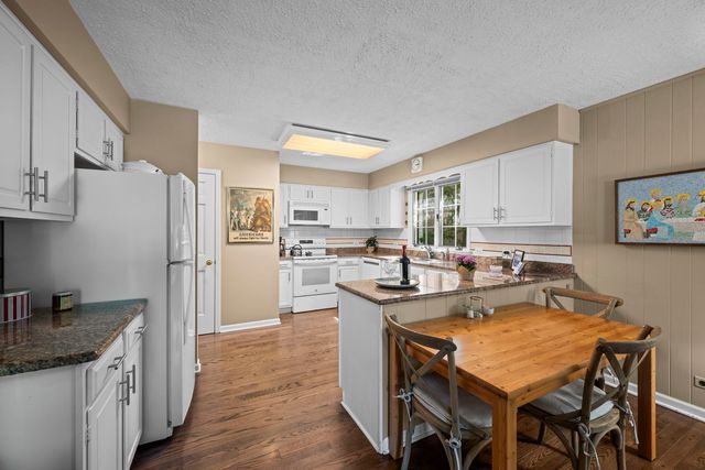 512 S Bristol Lane, Arlington Heights, IL 60005