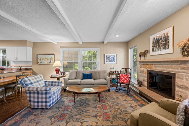 512 S Bristol Lane, Arlington Heights, IL 60005