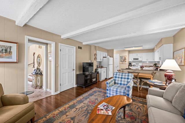 512 S Bristol Lane, Arlington Heights, IL 60005