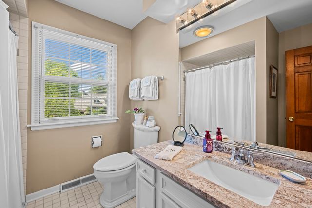 512 S Bristol Lane, Arlington Heights, IL 60005