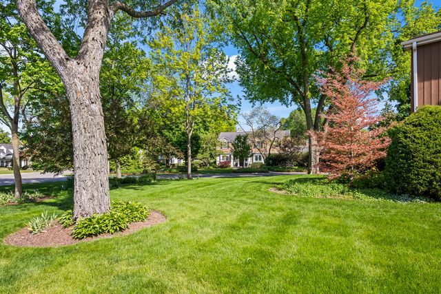 512 S Bristol Lane, Arlington Heights, IL 60005