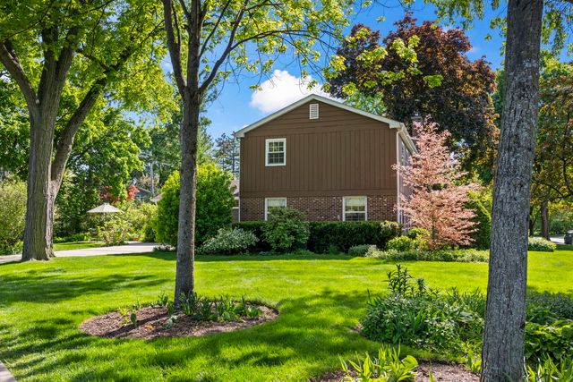 512 S Bristol Lane, Arlington Heights, IL 60005
