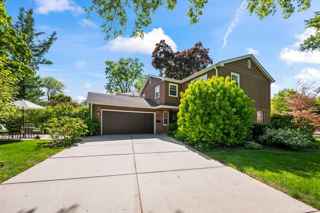 512 S Bristol Lane, Arlington Heights, IL 60005