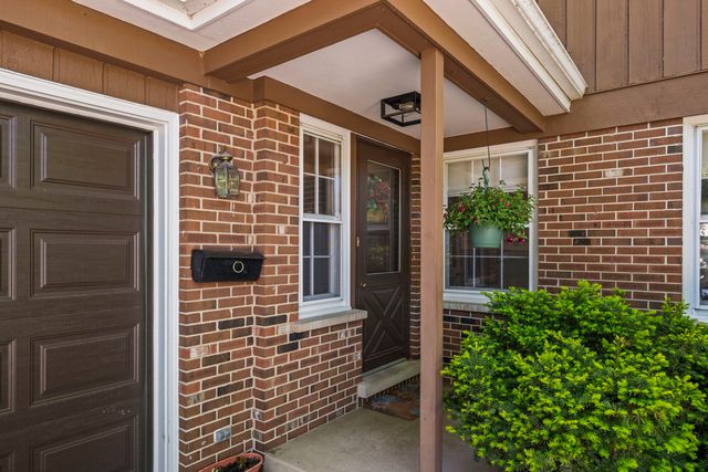 512 S Bristol Lane, Arlington Heights, IL 60005