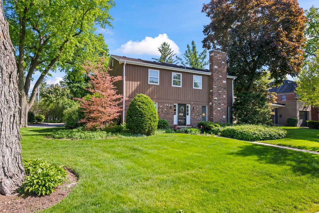 512 S Bristol Lane, Arlington Heights, IL 60005