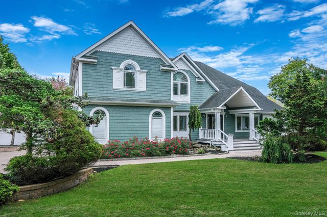 6 Robert Court, Center Moriches, NY 11934