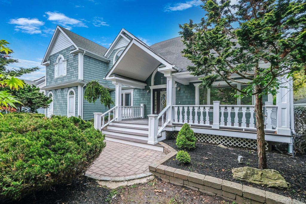 6 Robert Court, Center Moriches, NY 11934