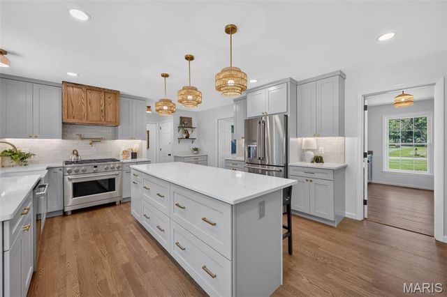 12529 Windmoor Place, Town And Country, MO 63131
