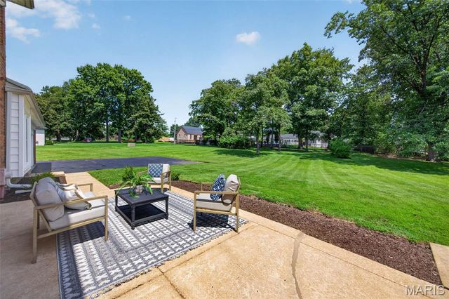 12529 Windmoor Place, Town And Country, MO 63131