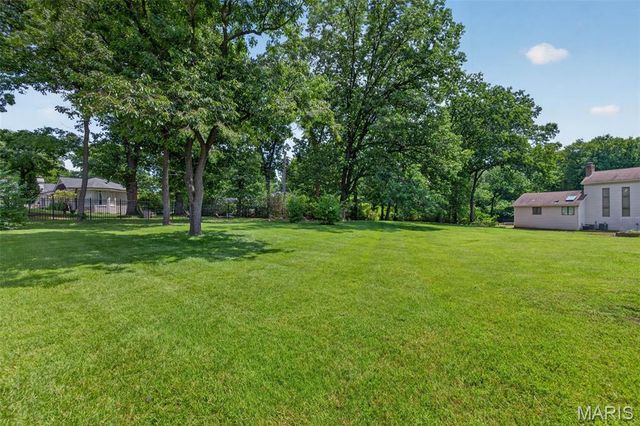 12529 Windmoor Place, Town And Country, MO 63131