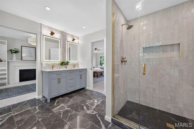 12529 Windmoor Place, Town And Country, MO 63131