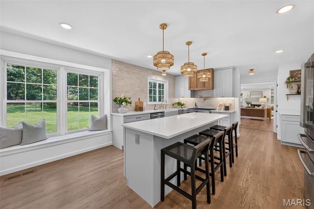 12529 Windmoor Place, Town And Country, MO 63131