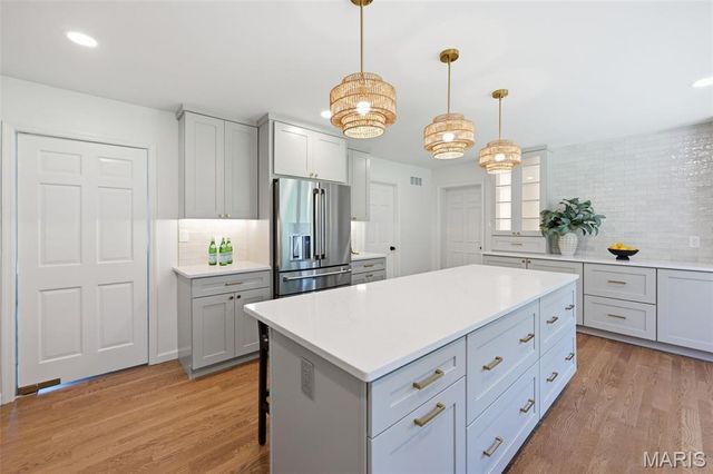 12529 Windmoor Place, Town And Country, MO 63131