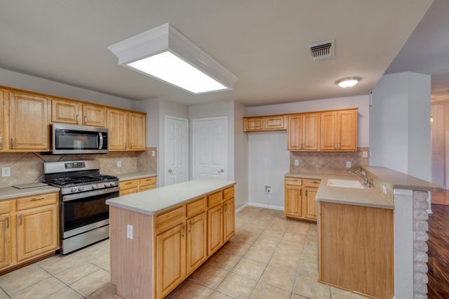 513 Mockingbird LN, Lockhart, TX 78644