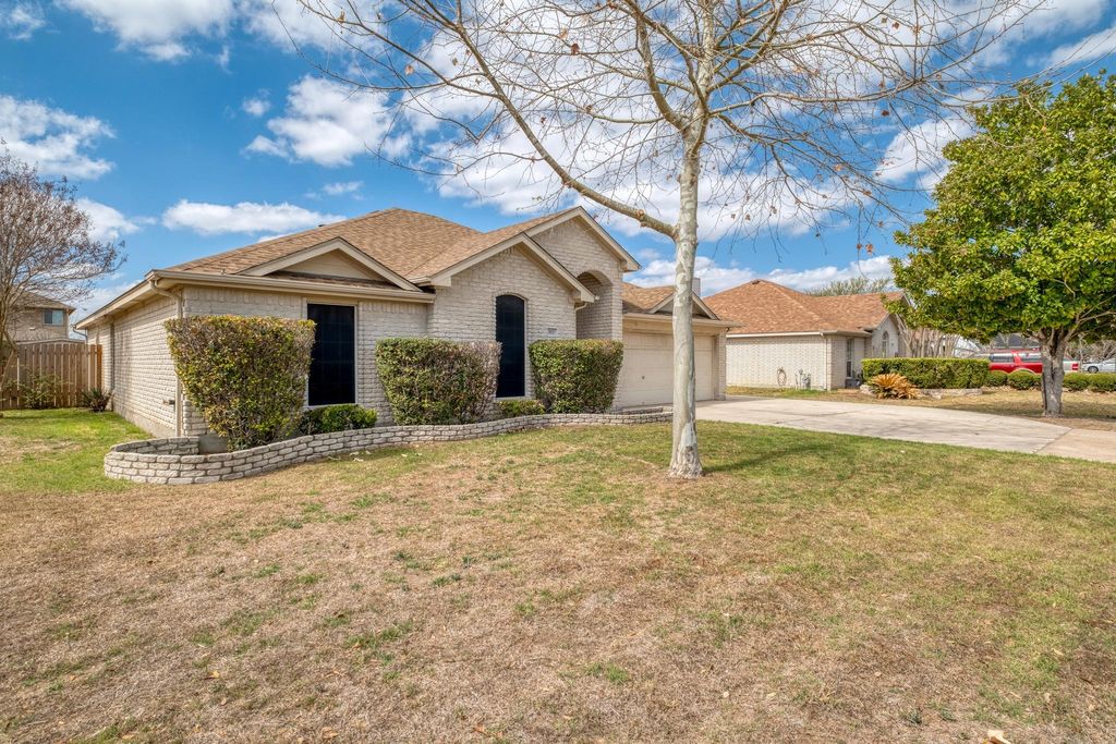 513 Mockingbird LN, Lockhart, TX 78644