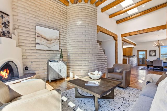 1901 Via Del Sol NE, Albuquerque, NM 87110