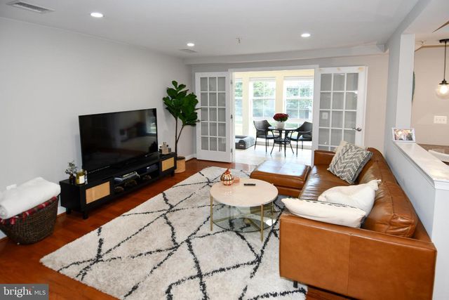 4089 S FOUR MILE RUN DR #202, Arlington, VA 22204