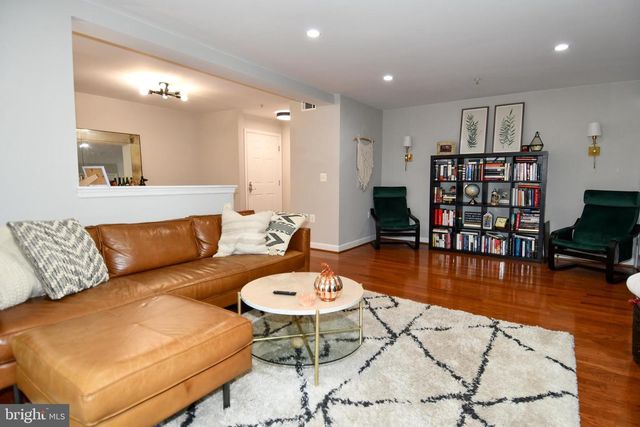 4089 S FOUR MILE RUN DR #202, Arlington, VA 22204