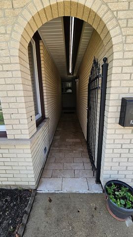 1208 N Walnut Avenue, Arlington Heights, IL 60004