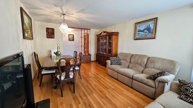 1208 N Walnut Avenue, Arlington Heights, IL 60004