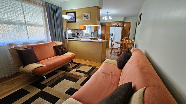 1208 N Walnut Avenue, Arlington Heights, IL 60004