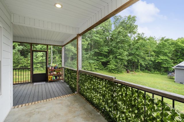 14 Hemlock Cir, Burns, TN 37029