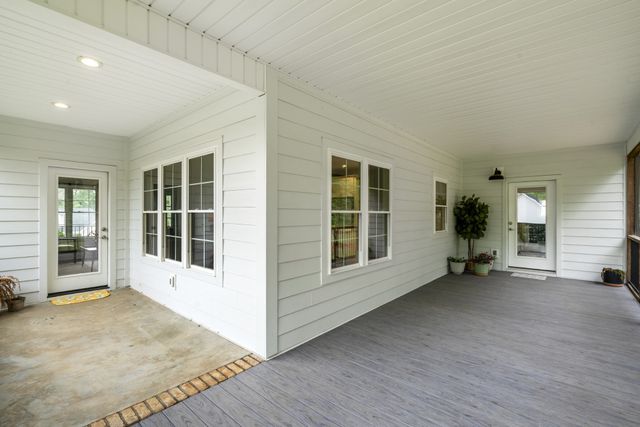 14 Hemlock Cir, Burns, TN 37029