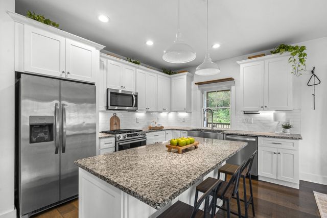 14 Hemlock Cir, Burns, TN 37029