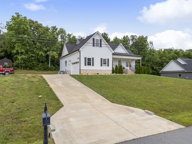 14 Hemlock Cir, Burns, TN 37029