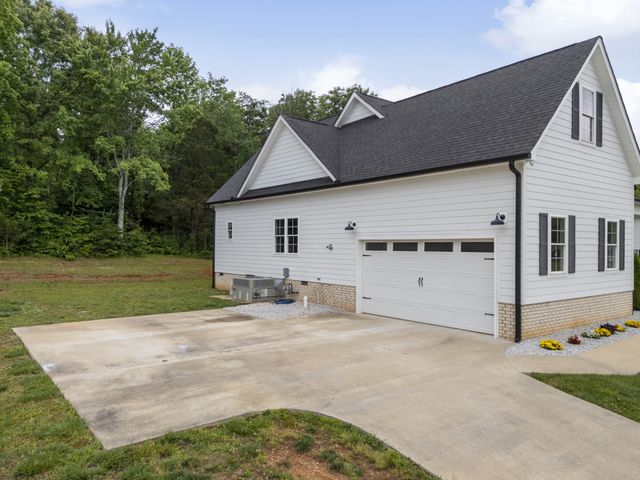 14 Hemlock Cir, Burns, TN 37029