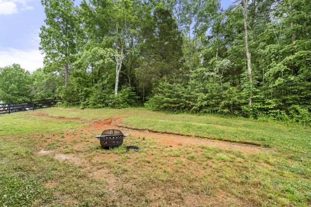14 Hemlock Cir, Burns, TN 37029