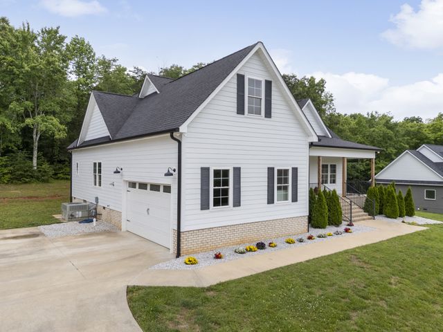 14 Hemlock Cir, Burns, TN 37029