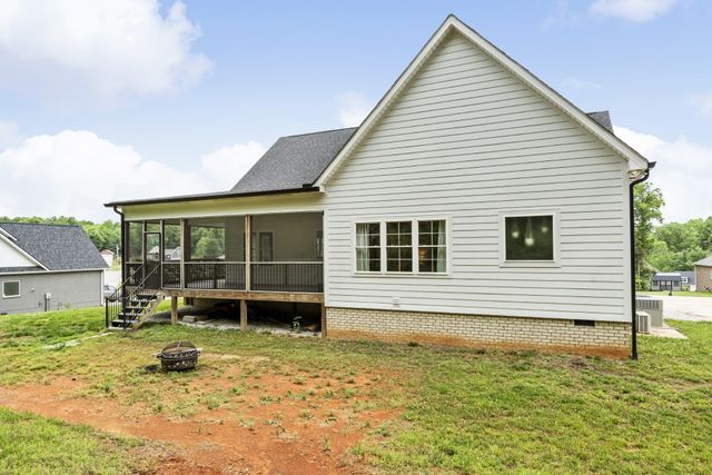 14 Hemlock Cir, Burns, TN 37029