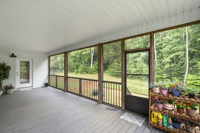 14 Hemlock Cir, Burns, TN 37029