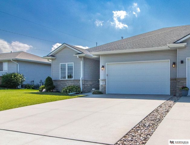 725 Larkspur Drive, Hickman, NE 68372