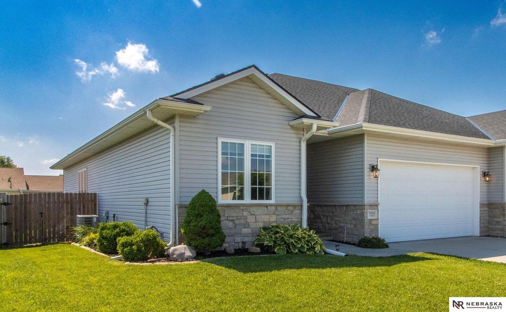 725 Larkspur Drive, Hickman, NE 68372