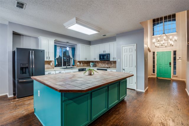 1215 Waterford Oaks Circle, Cedar Hill, TX 75104