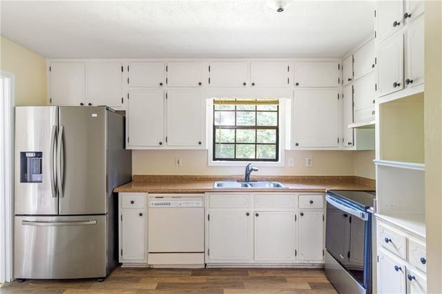 1236 Country Pine Drive, Ellenwood, GA 30294
