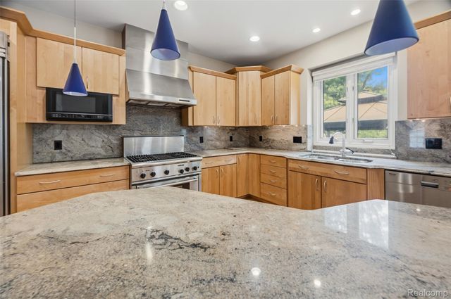1786 Hartshorn Avenue, Troy, MI 48083