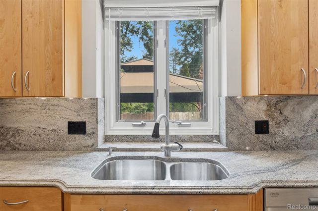 1786 Hartshorn Avenue, Troy, MI 48083