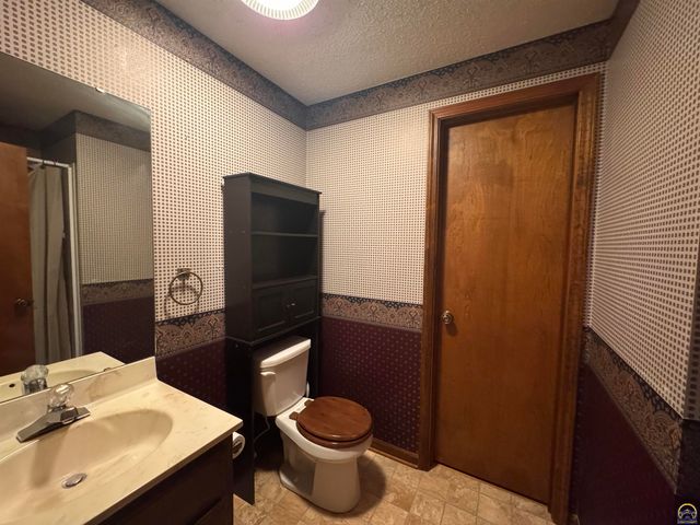 3630 SW Kings Forest RD, Topeka, KS 66610