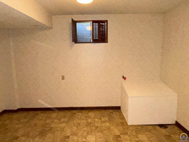 3630 SW Kings Forest RD, Topeka, KS 66610