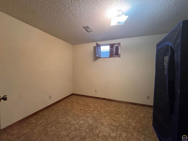 3630 SW Kings Forest RD, Topeka, KS 66610