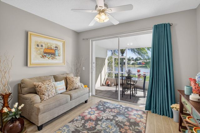 10565 Royal Caribbean Circle, Boynton Beach, FL 33437