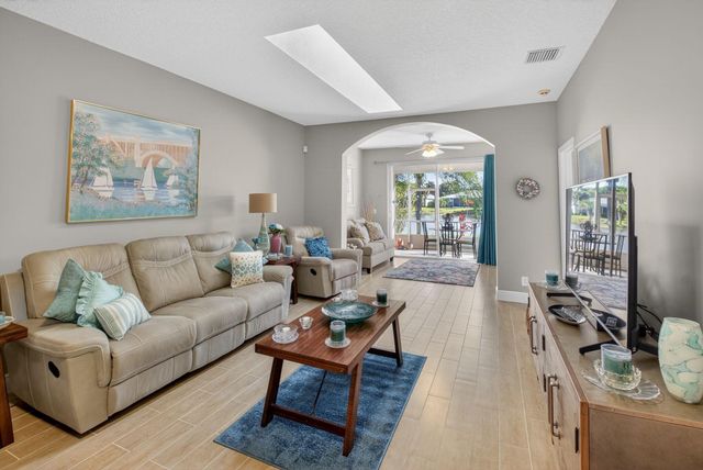 10565 Royal Caribbean Circle, Boynton Beach, FL 33437