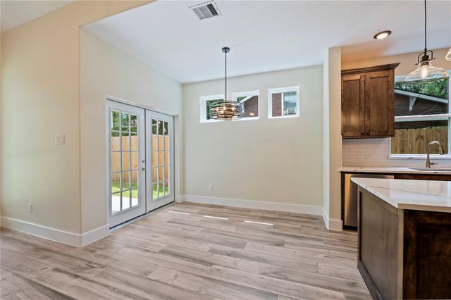 219 E Southland Avenue, Alvin, TX 77511
