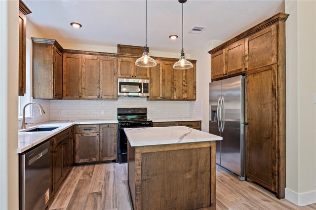 219 E Southland Avenue, Alvin, TX 77511