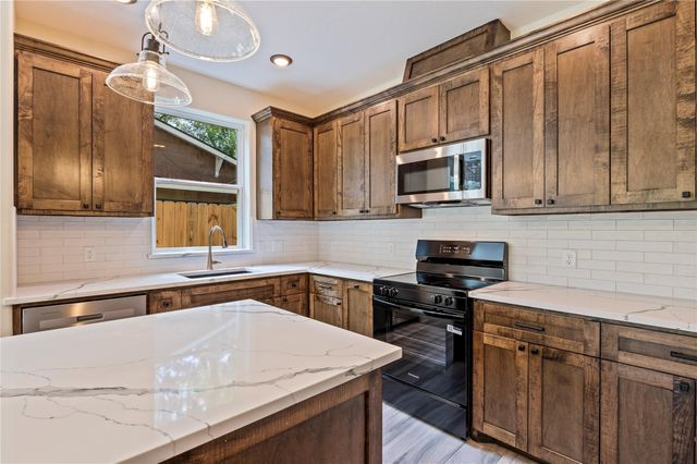 219 E Southland Avenue, Alvin, TX 77511